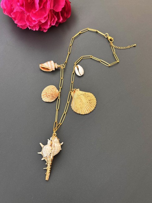 JAVA - Collier coquillage avec grosses mailles en acier inoxydable doré Collier fantaisie composé de grosses mailles en acier inoxydable réhaussé par des coquillage naturels pour un look bohème chic