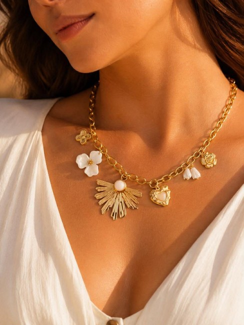 Collier fantaisie  en grosse maille d'acier inoxydable doré composé de charms doré et blanc, fleurs, coeur, pierres naturelles, feuille de ginkgo, zirconium pour un effet bohème chic