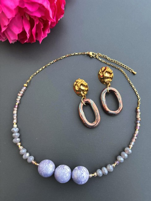 Superbe combo du collier CAPRI inspiré des paysages italiens et des boucles VIOLETTA aux nuances des couchers de soleil de la méditerranée