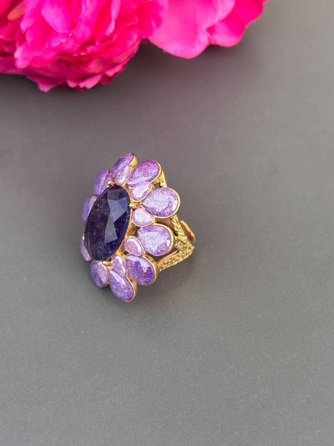SOFIA - Bague fleur bohème en strass violet et acier inoxydable doré Superbe bague énigmatique au vue de sa taille XXL composée de perles facettées de strass violet pour un look chic féminin et raffiné