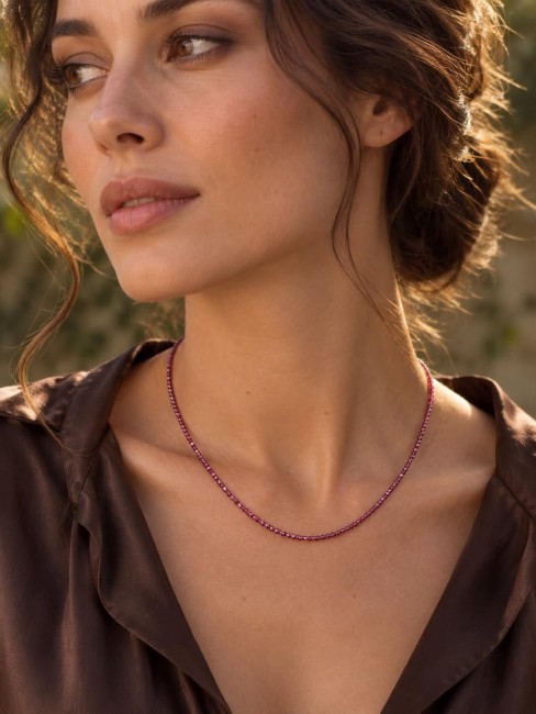 Collier de perles naturelles de grenat aux nuances profondes rouge bordeaux pour un style ultra chic raffiné et féminin 