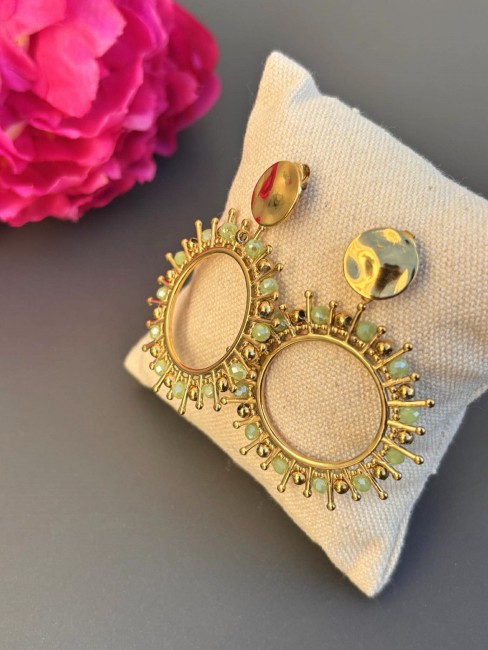 Boucles d'oreilles bohème chic composées d'une créole en forme de soleil où une perle d'agate verte h=joue entre chaque rayon 