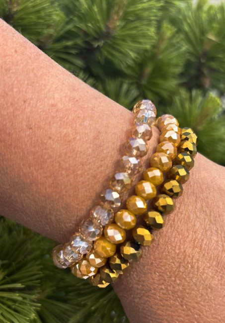 AURORA - Manchette de 3 bracelets perle de bohèmes miel doré Manchette bohème chic composée de 3 bracelets de perles de bohème miel doré pour un look glamour, tendance et chic
