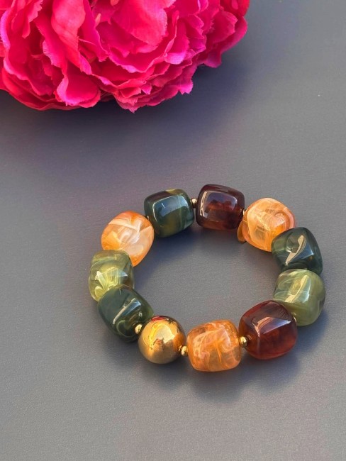 Bracelet composé  de perles de résines aux teintes vertes marronées et doré pour un style bohème choc oriental nomade