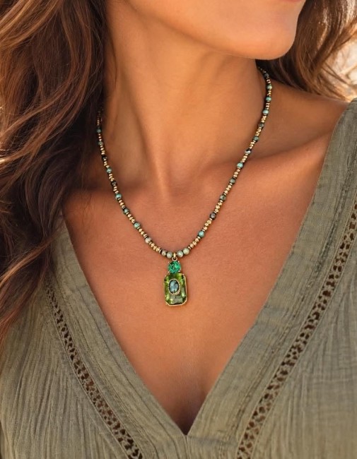 Collier aux nuances orientales avec ses perles en turquoise africaine et son strass précieux au centre du bijou, SANAE est le bijou féminin par excellence 