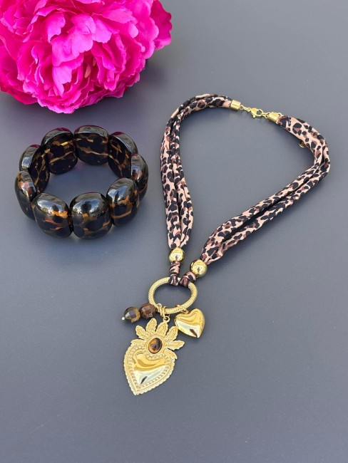 Magnifique bracelet composé de gros maillons en résine léopard et d'un collier en tissus léopard et coeur en acier inoxydable doré pour un look félin et chic