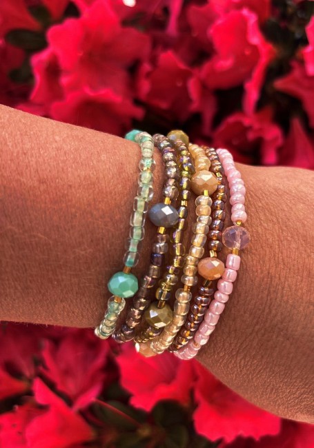 Bracelet fantaisie CAPRI composé de perles de bohème et de perles irisées pour un résultat ultra chic et hypnotique juste canon