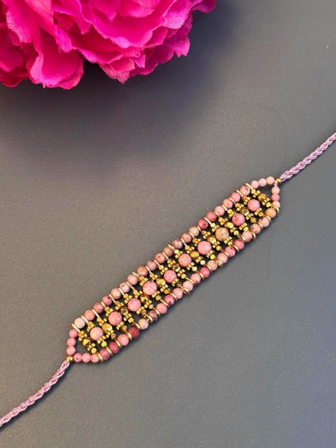 Inspiré de l’élégance intemporelle de Venise, le bracelet VENEZIA associe un tissage délicat à de véritables pierres naturelles agate rose