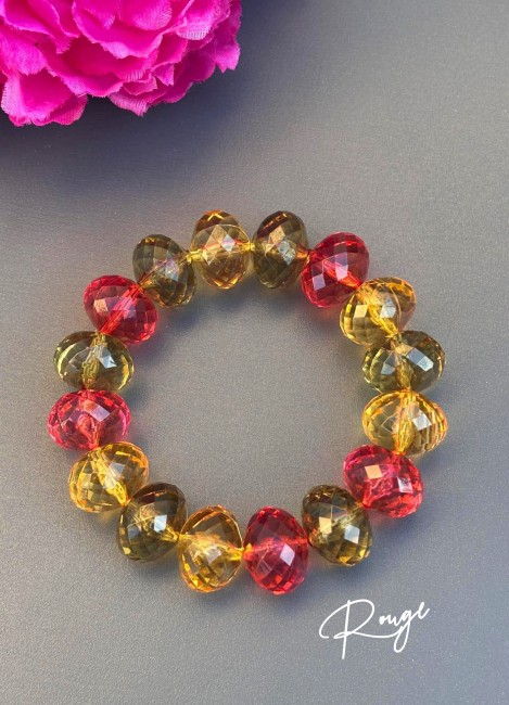 Bracelet bohème chic composé de grosses perles colorées facettées multi-couleurs rouge, vert kaki,  jaune évoquant le raffinement des palais italiens, sublimé par de délicates influences orientales.