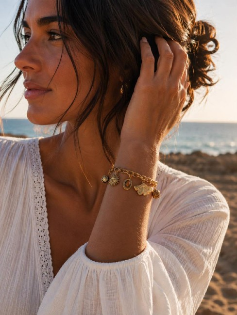 Bracelet fantaisie en acier inoxydable doré composé de charms marron pour un look bohème chic