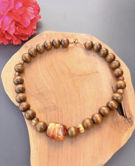 Laissez-vous séduire par le collier Ambra, un bijou doré et solaire aux reflets miel et ambre, parfait pour un style bohème chic et naturel.
