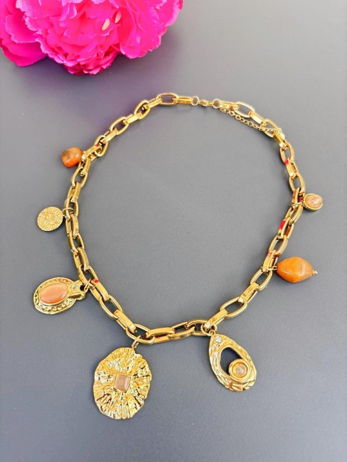 Collier fantaisie composé d'une chaîne grosse maille en acier inoxydable doré et réhaussé de charms de pierres naturelles et de zirconium avec des plaques martelées brossées qui donnent le coté antique et chic au bijou 