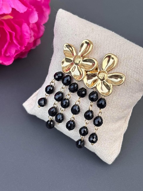 Boucles d'oreilles fantaisie mais ultra chic avec sa grosse fleur en acier inoxydable et ses perles naturelles en onyx et agate noir en cascade qui donne un effet très bohème au bijou