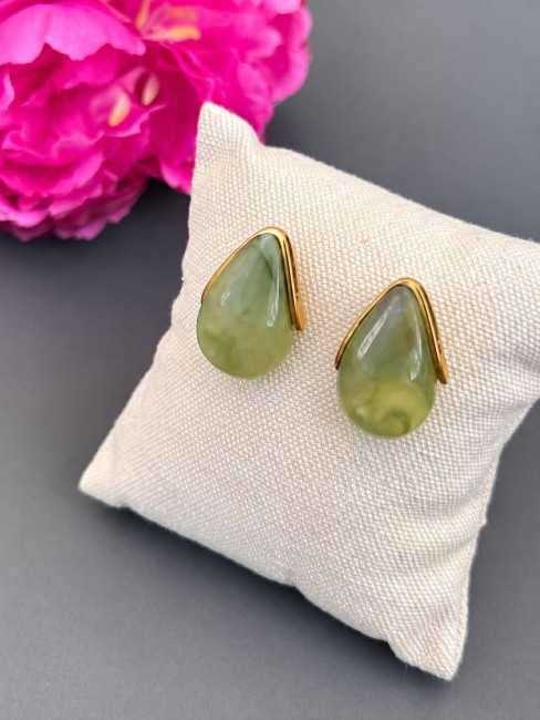Laissez-vous séduire par les boucles INAYA avec leur sublime forme goutte, soulignée d’une délicate finition dorée qui leur donne toute leur élégance.