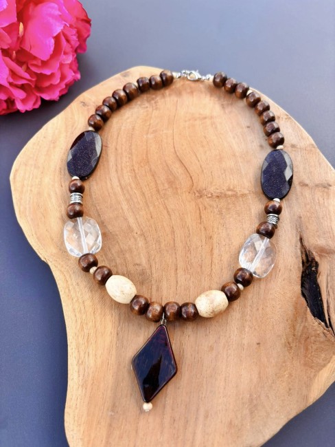 Collier bohème chic en perles brunes et naturelles avec pendentif losange rouge foncé – bijou artisanal Caprissa Créations