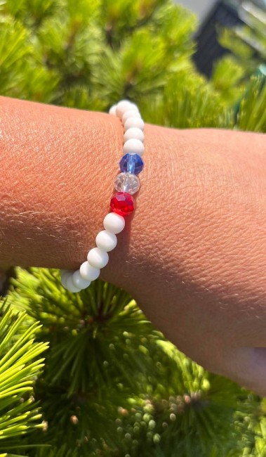 Bracelet fantaisie football pour homme ou femme composé de perles d'onyx mat noir ou blanches avec  perles facettes aux couleurs de la FRANCE au centre du bijou, autres pays de disponibles