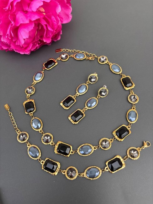 Parures 3 pièces composée d'un collier d'une paire de boucles d'oreilles pendantes et d'un bracelet réhaussés de strass facettés de couleurs noires pour une allure royale