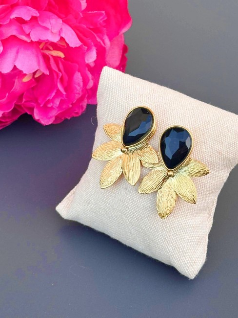 Boucles d'oreilles fantaisie en forme de fleur en acier inoxydable doré et orné d'une goutte en pierre de cristal noir pour un style glamour bohème chic