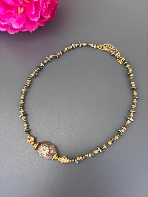 Collier inspiré de l'orient composé de perles naturelles en oeil de tigre d'un marron profond  mêlant perles hématites et acer inoxydable doré pour un style raffiné