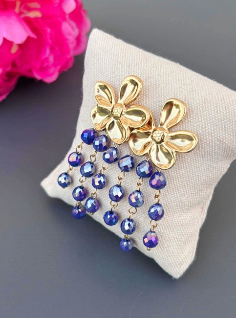 Boucles d'oreilles fantaisie mais ultra chic avec sa grosse fleur en acier inoxydable et ses perles naturelles de lapis lazuli bleu en cascade qui donne un effet très bohème au bijou