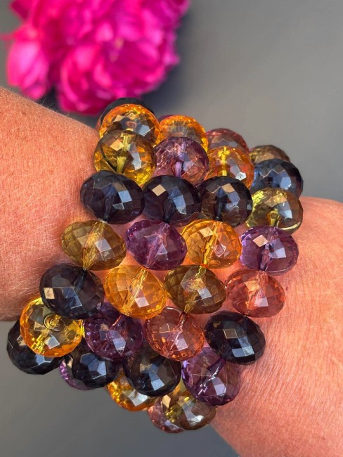 Bracelet bohème chic composé de grosses perles colorées facettées évoquant le raffinement des palais italiens, sublimé par de délicates influences orientales.