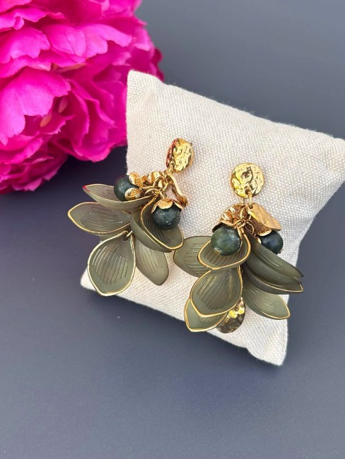 Boucles d'oreilles fantaisie composé de pétale en résine vert kaki et de petites perles en acier inoxydable doré pour un style florale bohème chic