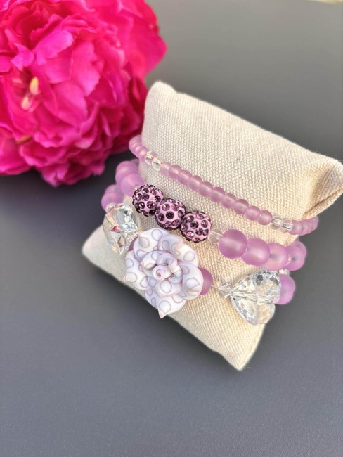 FLOWER - Combo de bracelets fleur perles coeur lilas Combo de bijoux fantaisies lilas composé d'un bracelet de fleur et de coeur, d'un bracelet de perles shamballas et d'un bracelet de mini perles givrées