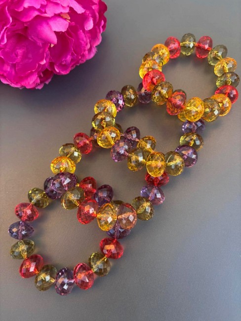 Bracelet bohème chic composé de grosses perles colorées facettées évoquant le raffinement des palais italiens, sublimé par de délicates influences orientales.