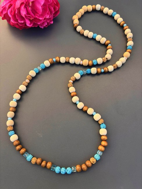 Collier sautoir bohème chic composé de perles de bois  et des perles de bohèmes scintillantes pour un look chic et unique que tout le monde vous envira ! 