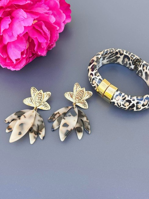Combo composé des boucles d'oreilles et du bracelet NALA aux nuances marronnées léopard pour un esprit chic féminin félin et audacieux mas tout en douceur