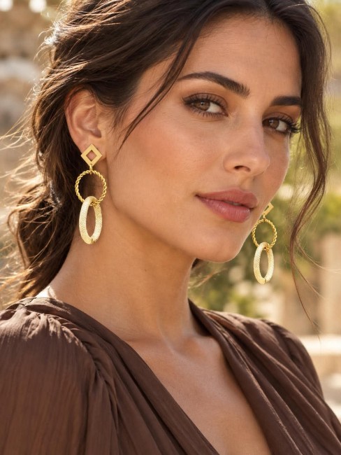 Affirmez votre style avec les boucles OYA, une paire qui joue sur les formes et les textures pour donner du caractère à vos tenues.