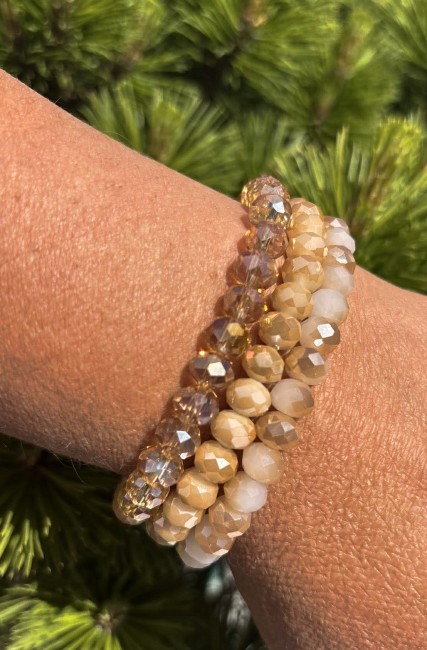 AURORA - Manchette de 3 bracelets perle de bohèmes sable doré Manchette bohème chic composée de 3 bracelets de perles de bohème sable doré pour un look glamour, tendance et chic