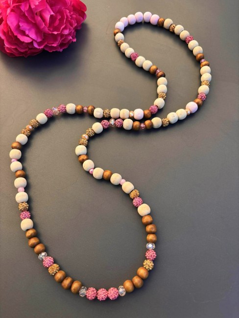 Collier sautoir bohème chic composé de perles de bois  et des perles de bohèmes scintillantes pour un look chic et unique que tout le monde vous envira ! 