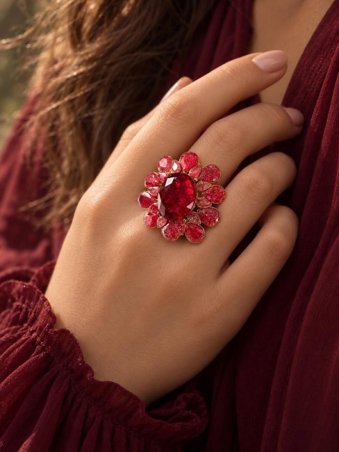 Superbe bague énigmatique au vue de sa taille XXL composée de perles facettées de strass rouge bordeaux de perles naturelles de grenat pour un look chic féminin et raffiné