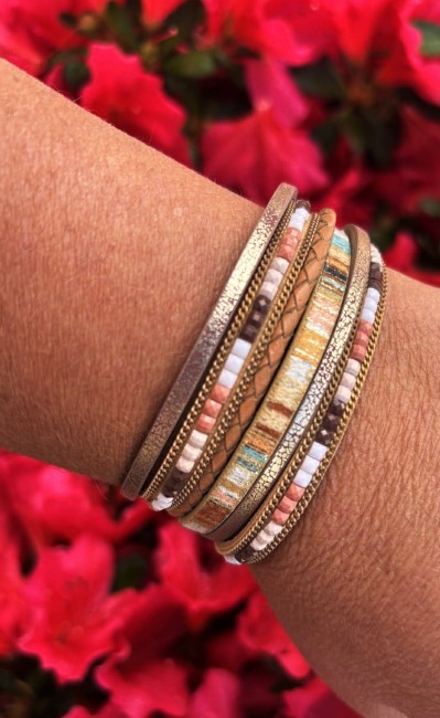 Bracelet manchette inspiré des couleurs chaudes italiennes, composé de cordes de simili cuir et de perles pour un look à la dolce vita
