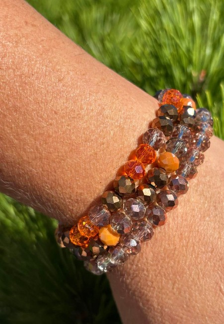 Manchette bohème chic composé de 3 trois bracelets composés de perles facettées aux teintes bleues et violettes inspirées des célèbres perles de murano pour un look chic et canon