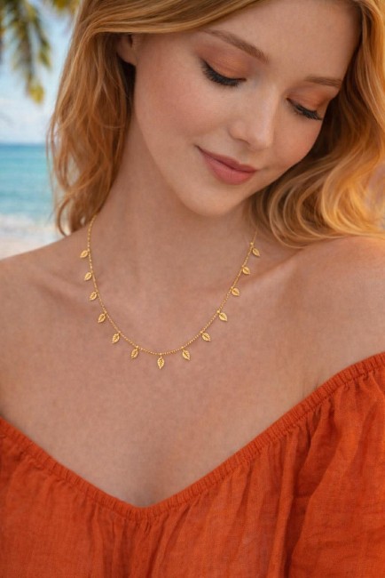 Collier fantaisie en acier inoxydable doré réhaussé de pampilles en forme de fleur pour un style simple naturel et épuré 