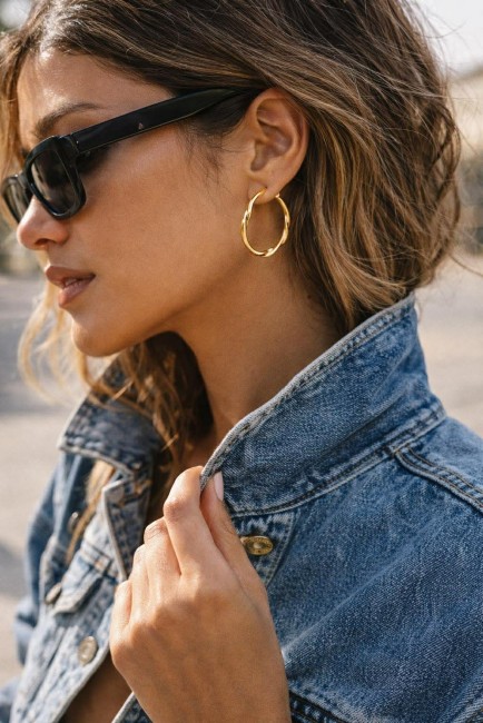 Boucles d'oreilles fantaisies en forme de créoles torsadées pour un look casual et bohème chic 