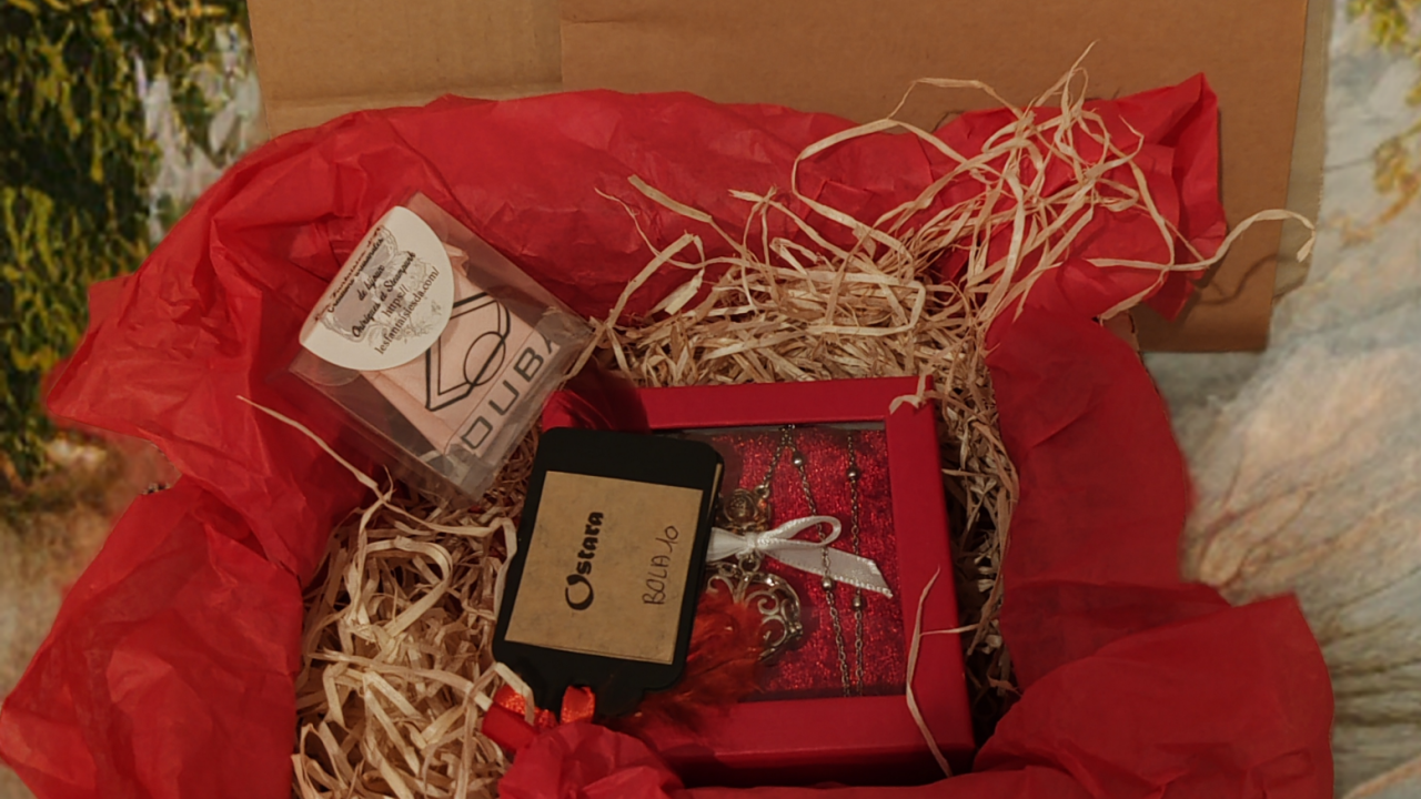 Colis soigneusement préparé pour l’expédition d’une création Les Fantaisies d’A