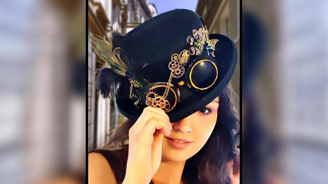 Création artisanale steampunk chapeau Aliénor porté sur modèle avec arrière-plan urbain vintage