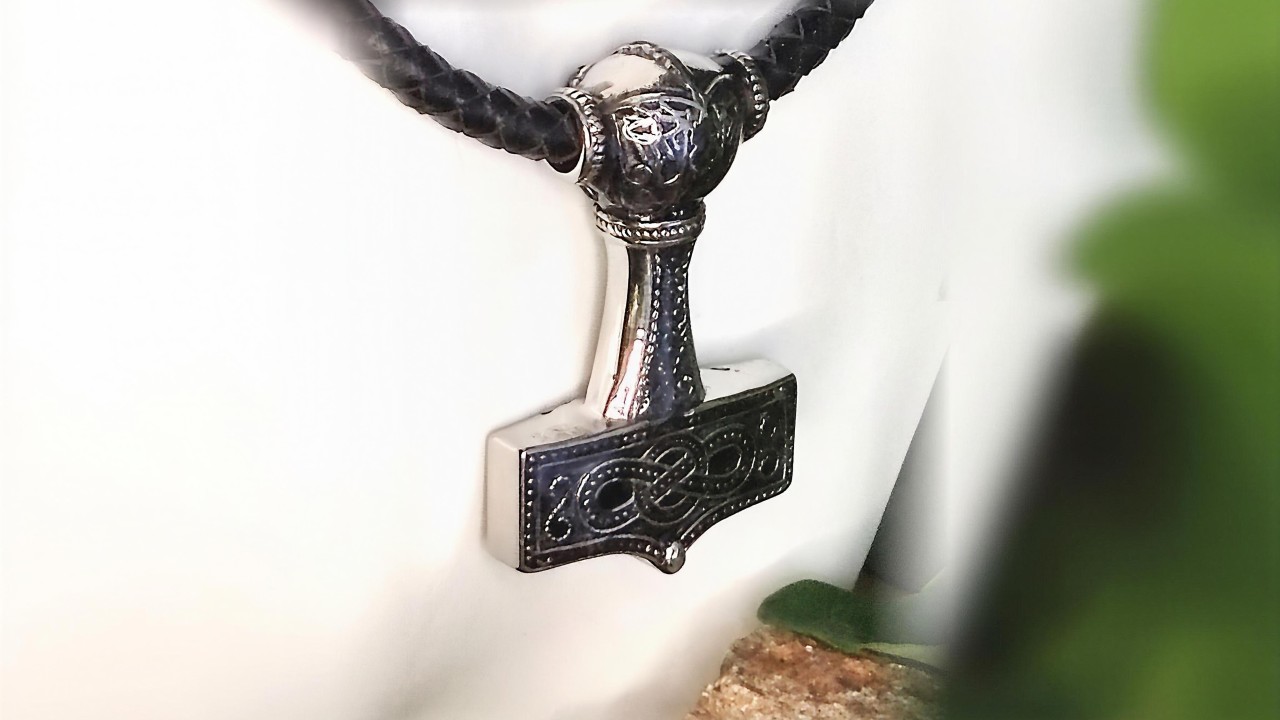 Pendentif Mjölnir marteau de Thor, collier d’inspiration nordique sur fond minéral et végétal