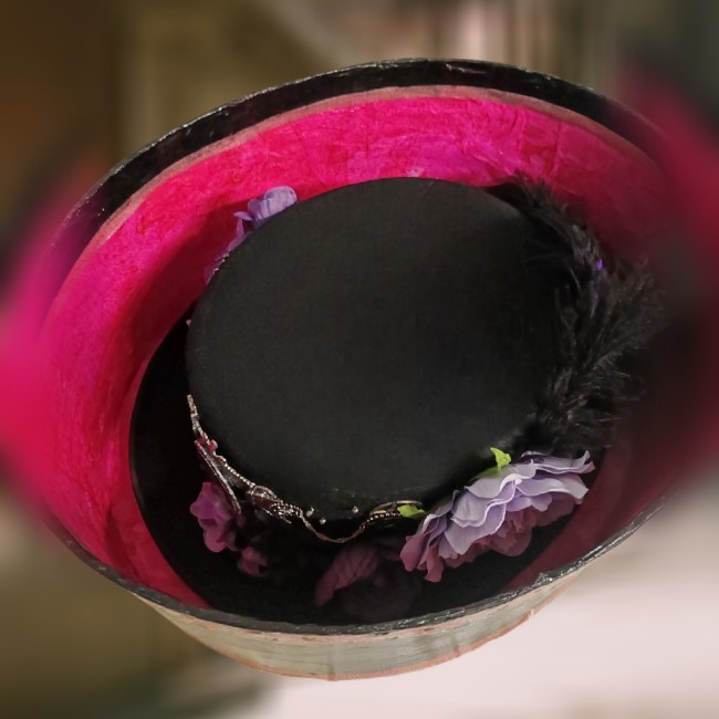 Chapeau Mina et boîte sur mesure – Présentation haut de gamme Chapeau steampunk gothique Mina présenté dans sa boîte personnalisée