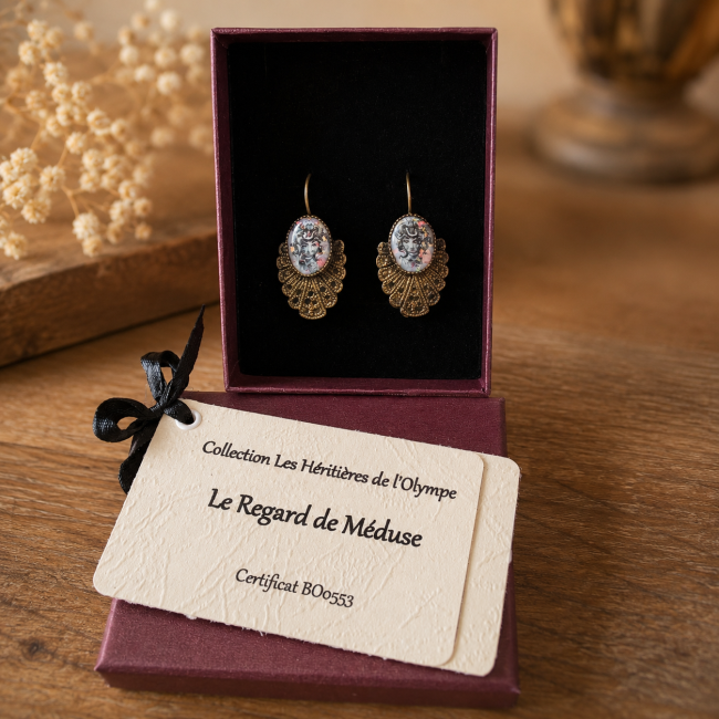 Le Regard de Méduse dans son écrin cadeau Présentation du coffret cadeau comprenant les boucles d'oreilles, la carte d'identification et le certificat BO553.