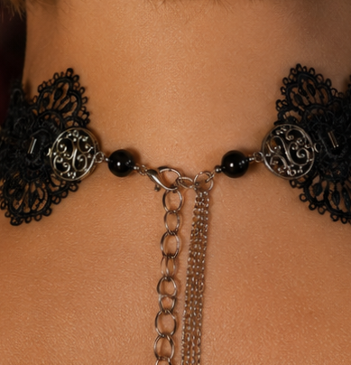 Arrière du tour de cou en dentelle noire avec fermeture mousqueton jpg Arrière d’un tour de cou en dentelle et satin noirs avec fermeture mousqueton et chaîne de réglage