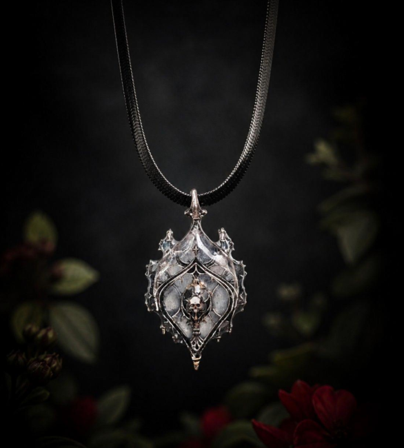 Collier gothique artisanal avec pendentif crâne style mystique collection les sœurs de la nuit