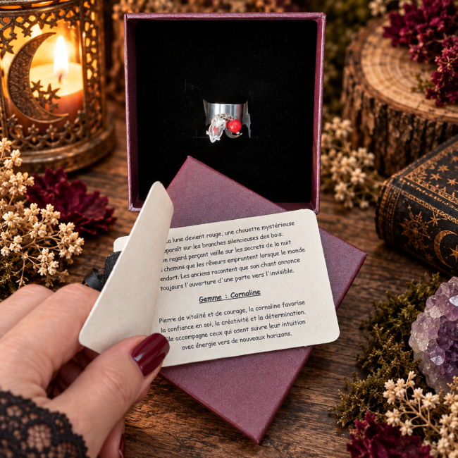 Écrin de la bague La Chouette à la Lune Rouge avec carte de présentation et gemme cornaline