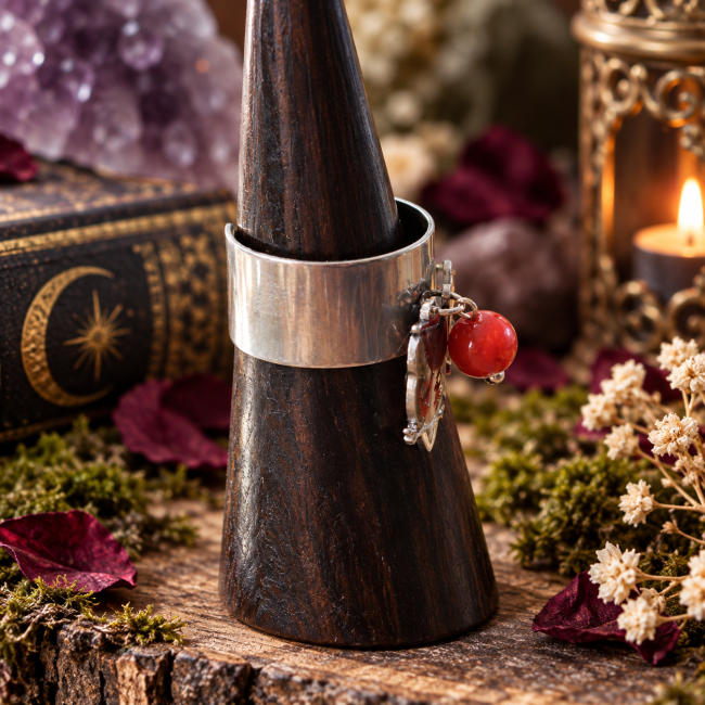 Bague femme réglable La Chouette à la Lune Rouge vue de profil avec breloques