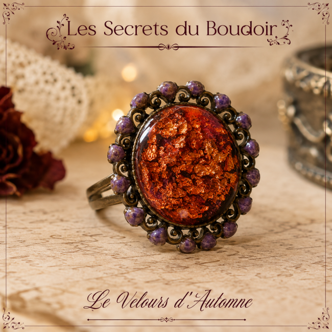 Bague femme de style victorien en laiton, réglable, ornée d’un grand cabochon travaillé et émaillé avec inclusion de feuilles de cuivre, entouré d’un émaillage violet.