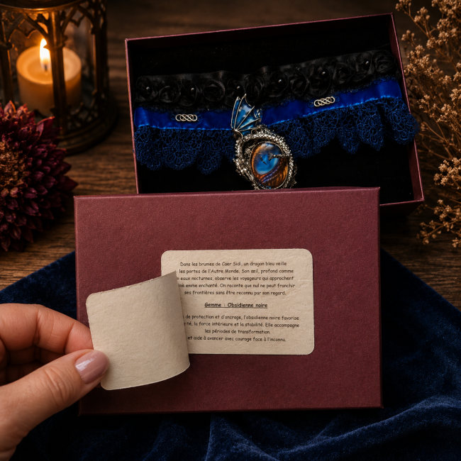 L’Œil du Dragon Bleu présenté dans son écrin avec sa carte d’identification, son certificat et son univers inspiré des légendes de Caer Sidi.
