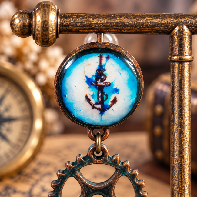 Détail du cabochon émaillé représentant une ancre marine sur les boucles d’oreilles La Rose des Huit Horizons